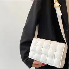 白 エンボス ショルダーバッグ