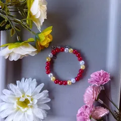 ハンドメイドビーズブレスレット／レッド×ホワイト×イエロー×チャーム付き／17cm／ユニセックス
