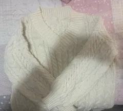 ケーブル編みニット