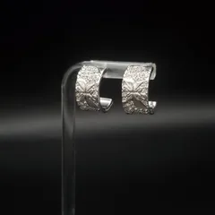 SWAROVSKI スワロフスキー ピアス ダブルスワン パヴェ クリスタル ラインストーン ハーフフープ シルバーカラー 上品 エレガント 普段使い