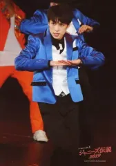 【中古】生写真(ジャニーズ) ジャニーズJr./横原悠毅/ライブフォト・膝上・衣装青・白・黒・両手曲げ・右向き・目線左/『ABC座「ジャニーズ伝説2019」』ステージフォト 第1弾
