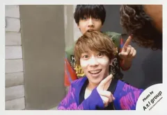 【中古】生写真(ジャニーズ) Aぇ! group/末澤誠也・佐野晶哉/横型・バストアップ・衣装紫・緑・末澤右手指差し・口開け・佐野左手指差し/「ジャニーズJr.8・8祭り～東京ドームから始まる～」セルフィー/公式生写真