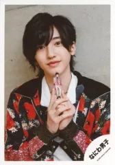 【中古】生写真(ジャニーズ) なにわ男子/道枝駿佑/バストアップ・衣装黒.赤.白・両手物持ち・顔傾げ/Johnnys’ ISLAND STORE グッズオフショット’20夏/公式生写真