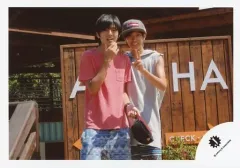 【中古】生写真(ジャニーズ) Mr.King vs Mr.Prince/永瀬廉・神宮寺勇太/横型・膝上・衣装ピンク・グレー・永瀬左手帽子・神宮寺左手ピース・後ろ看板・野外/キンプリハワイ第一弾/公式生写真