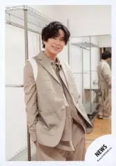 【中古】生写真(STARTO) NEWS/加藤シゲアキ/膝上/「NEWS LIVE TOUR 2024 JAPANEWS」グッズオフショット/公式生写真