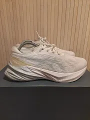 アシックス ノヴァ ブラスト 3 白 ランニングシューズ