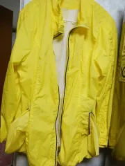 ミッキーマウス 黄色ウィンドブレーカー