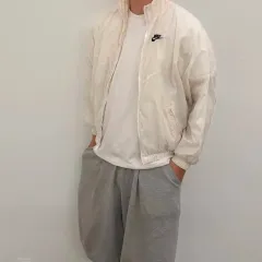 ナイキ 白 ウィンドブレーカー