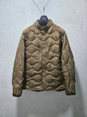 ユニクロ ホワイトマウンテニアリング リサイクルダウン 軽量パディング ブラウン