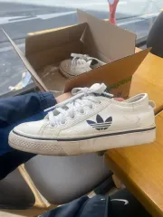 アディダス 白 スニーカー スポーツスニーカー 220