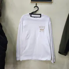ナイキ 白 プリント ロングスリーブ Tシャツ