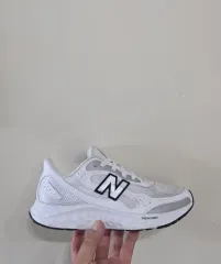 240 ニューバランス アリッシュv4 フレッシュフォーム ホワイトメタリックシルバー