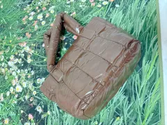 ブラウン 光沢 キルティング ダウン トートバッグ