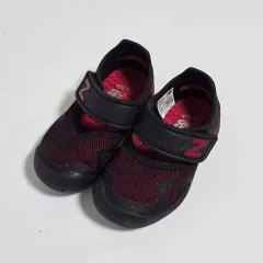 ニューバランス キッズ ブラック レッド マリンシューズ サンダル 135 a