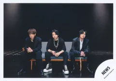 【中古】生写真(STARTO) NEWS/小山慶一郎・加藤シゲアキ・増田貴久/横型・全身/シングル「ギフテッド」MV＆ジャケ写オフショット/公式生写真