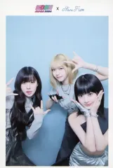 【中古】生写真(女性) ME：I/AYANE(高見文寧)・TSUZUMI(海老原鼓)・SHIZUKU(飯田栞月)/ポストカードサイズ/「KCON JAPAN 2024」アーカイブモーメント封入フレームフォトカット