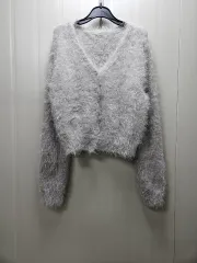 薄いミント色に近い柔らかいニットカーディガン