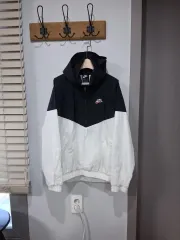 ナイキ ウィンドブレーカー ブラック/白 フードジップアップ