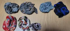 様々(さまざま)なデザインのスカーフ 7個