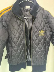 アディダス ブラック キルティング ジャケット 金色 3本線
