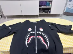 A BATHING APE® シャーク ブラック スウェットTシャツ