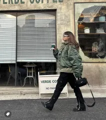 ナイキ NSW ファー クロスボディーバッグ ブラック