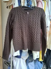 ニットケーブル編みジップアップ