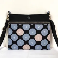横型スマホポシェット 黒地にブルーグレーとベージュのあんぱん柄 ショルダーストラップ付き