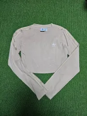 アディダス クロップド 長袖Tシャツ ベージュ m