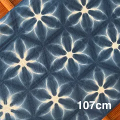 s213 【sato】 藍染 ロングサイズの 手ぬぐい 雪花絞り 六つ畳みで小さめのお花 有松鳴海絞り と同技法 綿100% 綿はぎれ タペストリー 籠バッグにも タオルやハンカチ、 コットンスカーフに青色 ブルー ネイビー インディゴ ハンドメイド 一点物