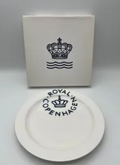 【送料無料/人気/箱付き/スクラッチあり】ロイヤルコペンハーゲン　ニューシグネチャー　ディナープレート　2級品　直径26㌢　ロゴ 　ネイビー