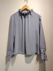 M19 ナチュラルビューティーベーシック　トップス　スタンドネック　袖口カットワーク刺繍　オフィス　女性らしいデザイン★