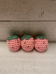 ハンドメイド　あみぐるみ　ぬいぐるみ　いちご　ピンク