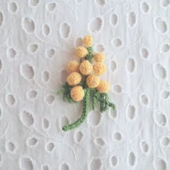 ブローチ　コサージュ　ミモザ　花　春　ハンドメイド　手編み　手作り　編み物　かぎ針編み　レース編み　刺繍糸　ミニ　小ぶり　小さめ　可愛い　大人可愛い　お出かけ　おしゃれ　プレゼント　緑　黄色　イエロー　グリーン　レトロ　つぼみ　丸　まる　コロコロ　クロッシェ