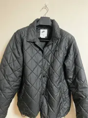 ナイキ 軽量ダウン ブラック