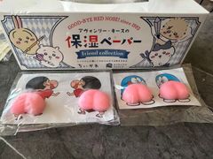 訳あり　プレゼント用！！　クレヨンしんちゃん ドラえもん　おしりぷにぷに クレヨンしんちゃん2個 ドラえもん2個ぷにぷにおしりシール