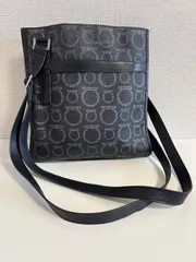 Salvatore Ferragamo フェラガモ AU-21 7390 ショルダーバッグ 斜めがけ 総柄　ブラックのサムネイル