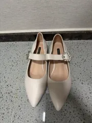 白キュービック装飾フラットシューズ