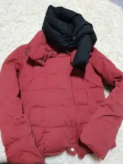 レッド ダウン アウター + ブラック ネックウォーマー