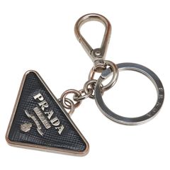 ✨極美品✨プラダ キーホルダーバッグチャーム 三角プレート