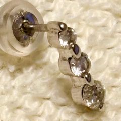 美品☆片方売り K18WG 18金 ダイヤモンド デザイン ピアス 0.15 - メルカリ