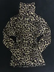 ヒョウ柄タートルネックTシャツ