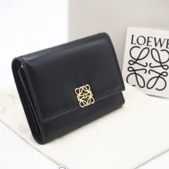 ★3日以内返品可★ 美品 LOEWE ロエベ シャイニーナパカーフ パファー アナグラム バーティカル ウォレット スモール C821S33X06 三つ折り財布 ブラック レザー レディース