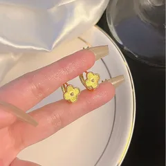 ヴィンテージ風フラワーモチーフピアス レディース ゴールドカラー レトロ 可憐 小花デザイン 春夏コーデ 韓国スタイル デイリー お出かけ アクセサリー