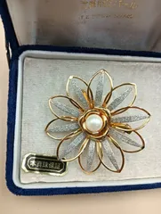 本真珠のコサージュ 三重相互パール 大きめ真珠の花形ブローチ