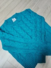 ケーブル編みニット