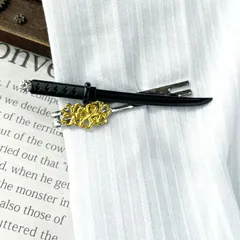 黒く塗装した日本刀のネクタイピン