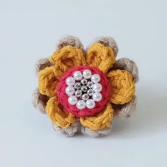 お花ブローチ５７.ベージュ山吹色