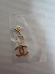 CHANEL 2023 ホリデー限定 チャーム ロゴ キーホルダー
