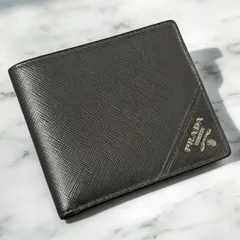 t11 プラダ　PRADA　カードケース　ブラック　サフィアーノ　レザー 2つ 二つ 折り 財布　ミニ　コンパクト ウォレット